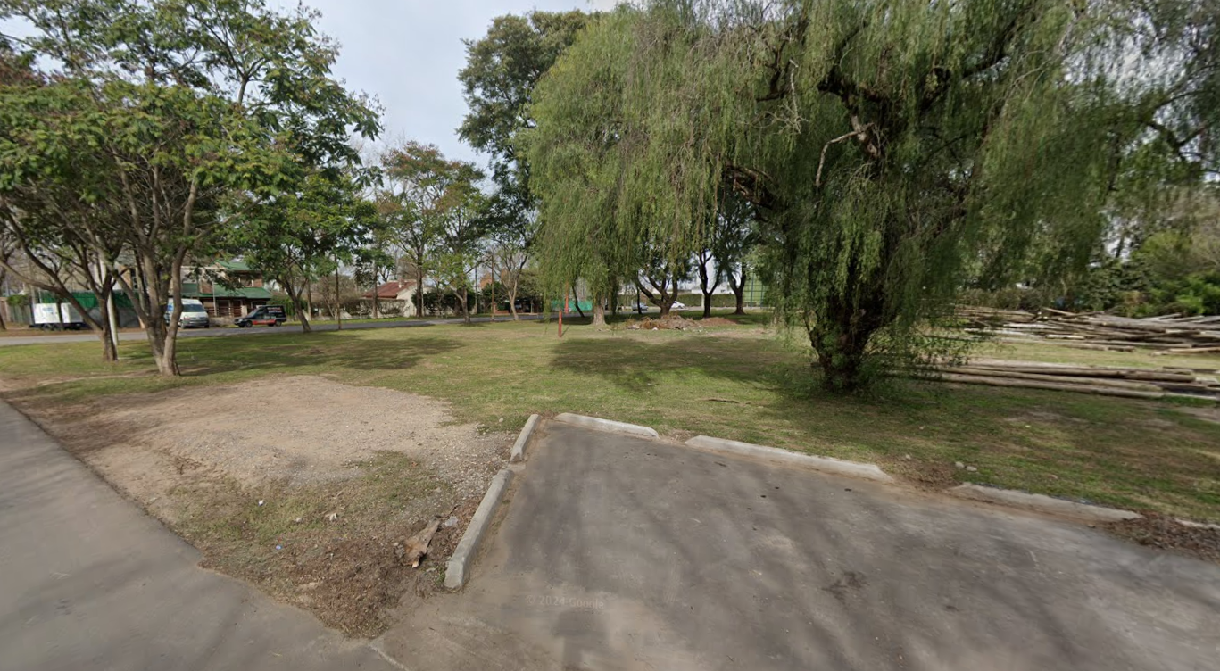 Como si fuese el dueño: quiso agrandar su patio e instaló dos arcos en una plaza lindera 